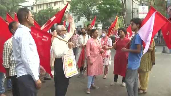 बंगाल में सड़कों पर लेफ्ट कार्यकर्ता, हरियाणा में 3000 बसों के पहिए थमे बंगाल में सड़कों पर लेफ्ट कार्यकर्ता, हरियाणा में 3000 बसों के पहिए थमे